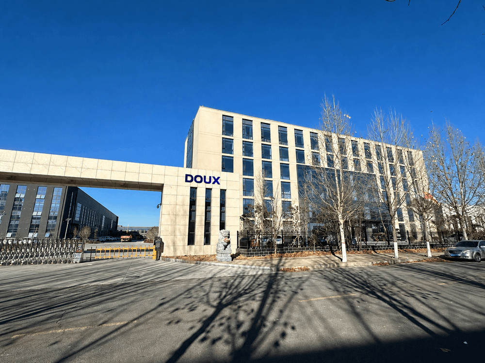 Foto del exterior de la fábrica de Doux Biotech 1